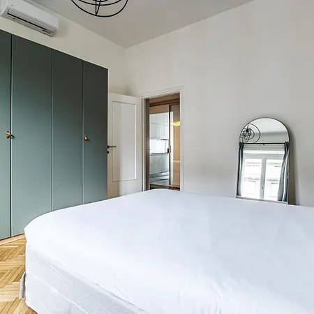 דירה Luxury 4 Bedrooms In The Center Of *